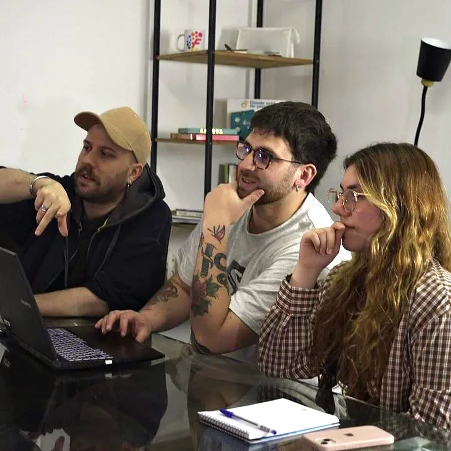 El equipo de contenido revisando una pieza